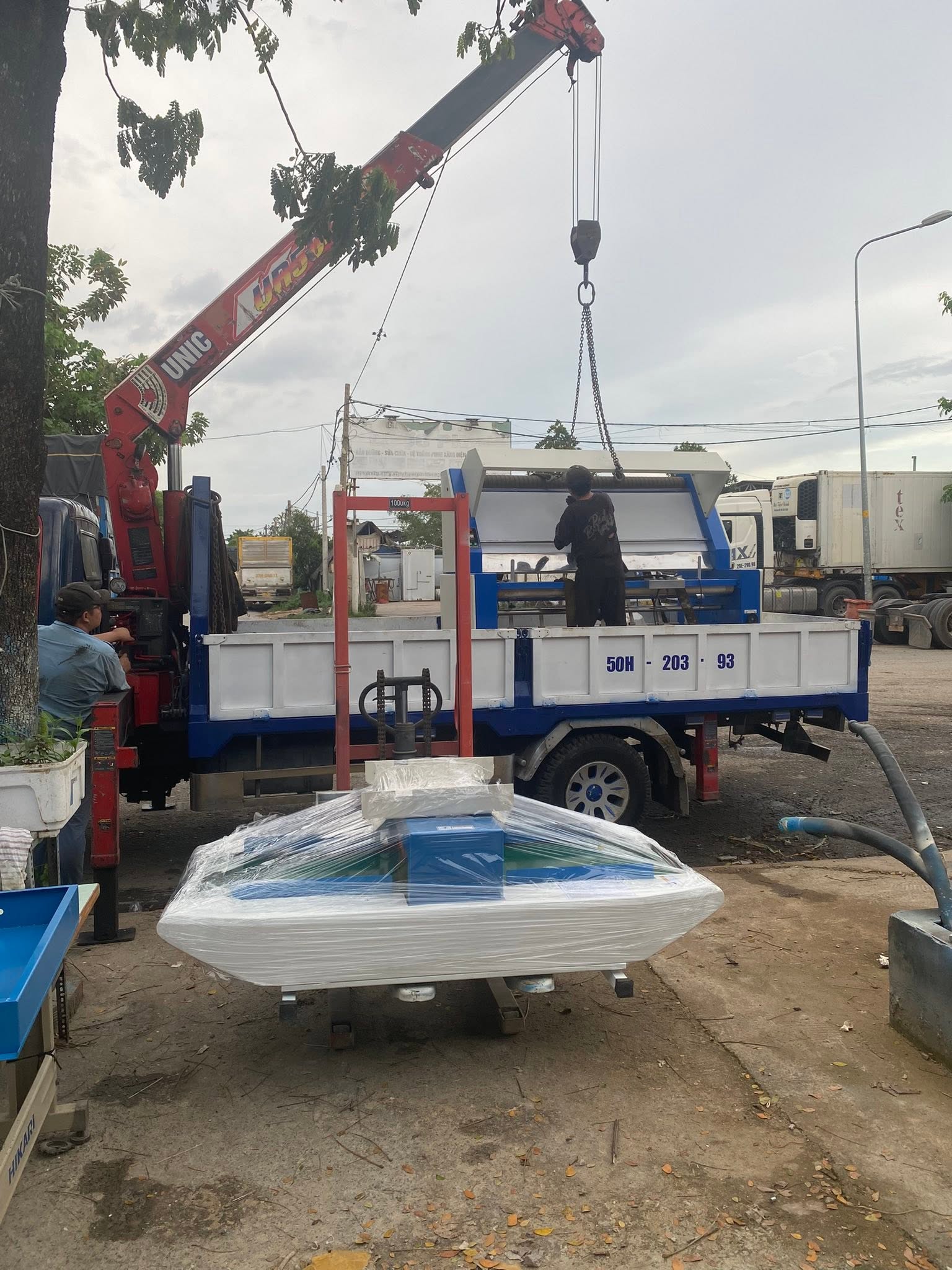 Vận Chuyển Giao Máy Tận Nơi Trong Dịch Vụ Cho Thuê Máy Ép Keo Tại Hồ Chí Minh