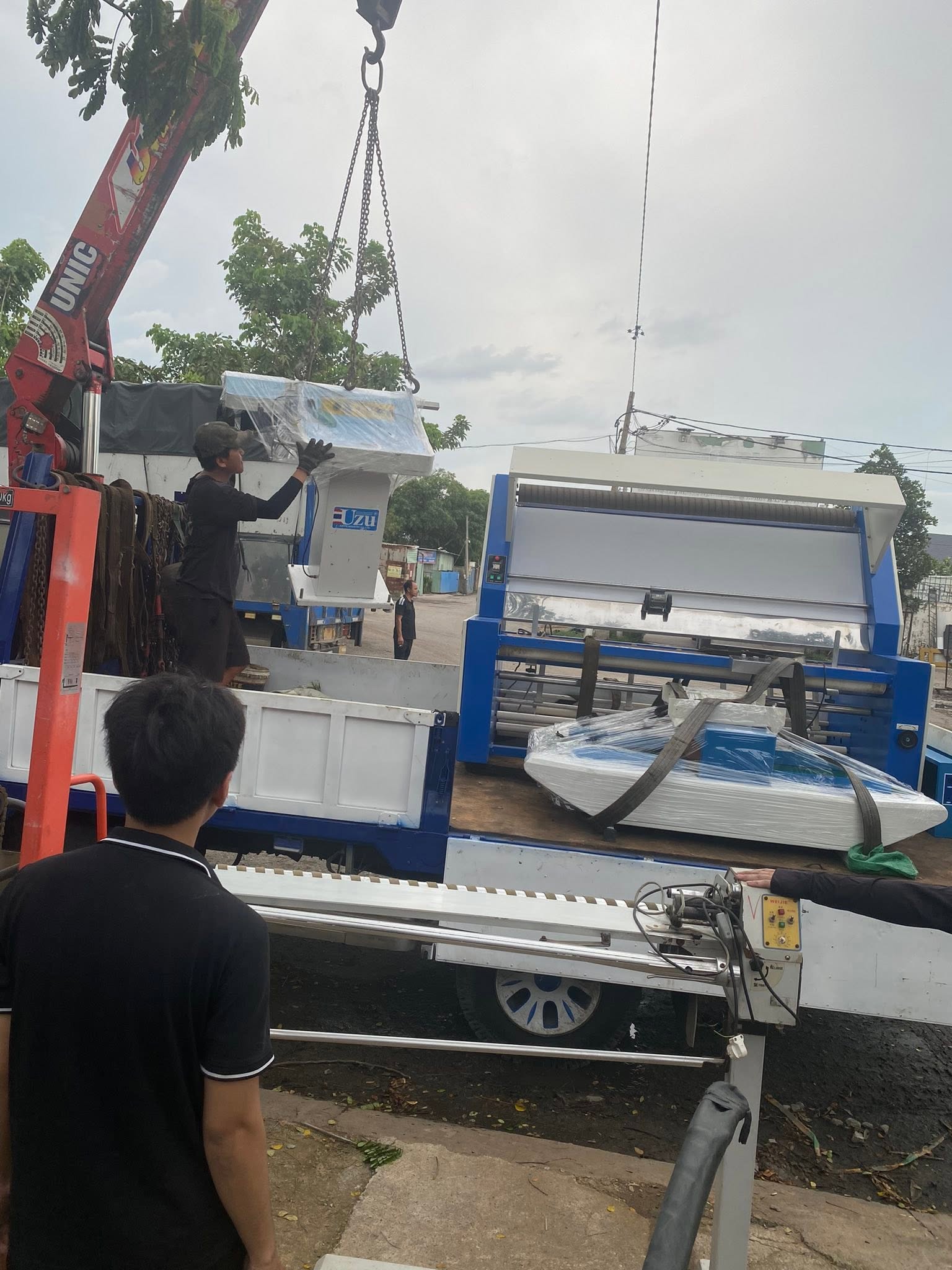 Quy Trình Chuẩn Bị Cho Thuê Máy Ép Keo Bằng Xe Tải Tận Nơi Của Máy Ép Keo Quang Hân